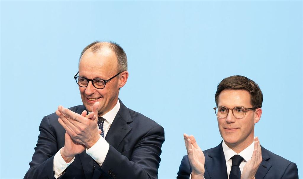 Bundeskanzler Friedrich Merz (l, CDU) und Manuel Hagel, Spitzenkandidat für die Landtagswahl in Baden-Württemberg (Archivbild).