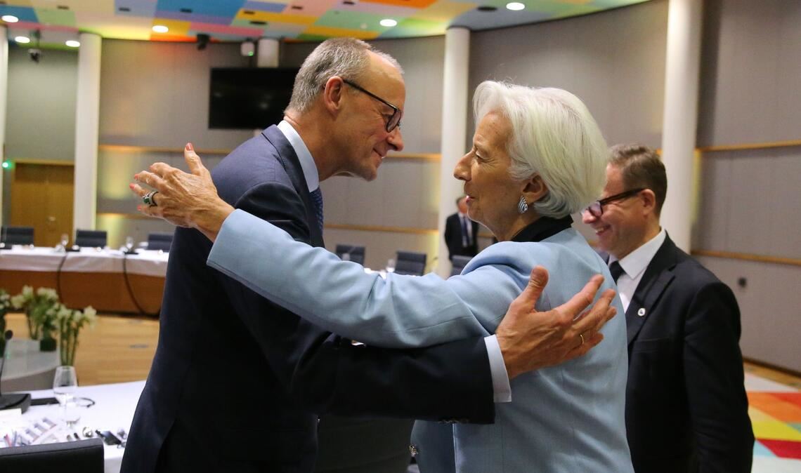 Bundeskanzler Friedrich Merz (l) umarmt Christine Lagarde, Präsidentin der Europäischen Zentralbank, während eines Essens im Rahmen des Euro-Gipfels.