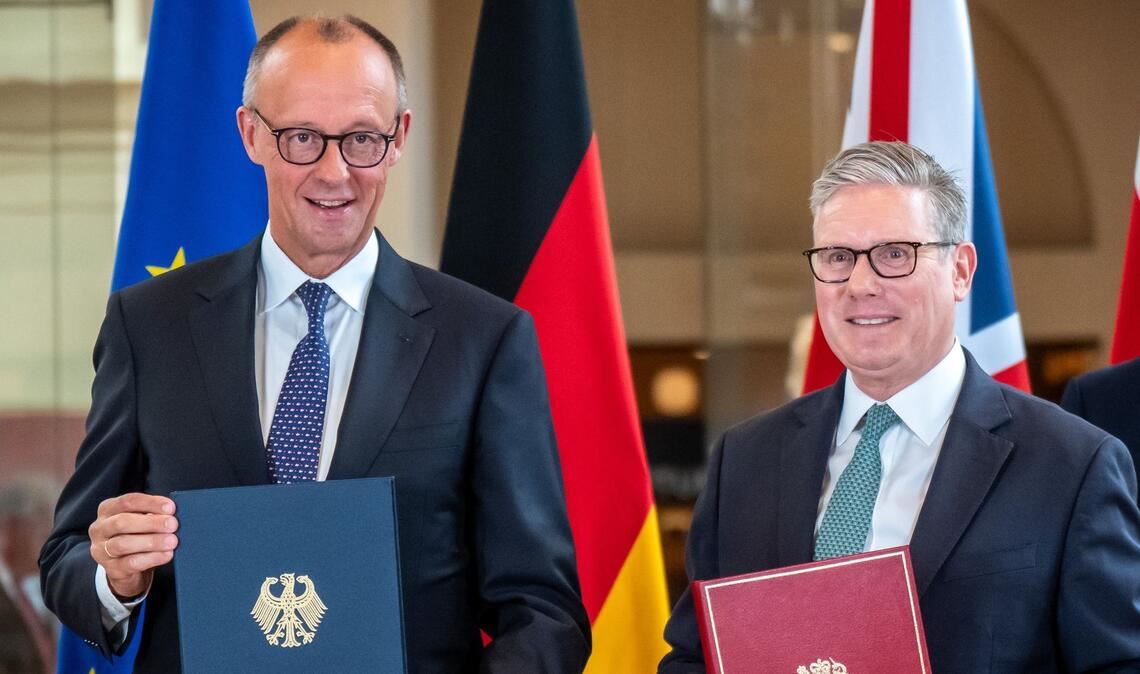 Bundeskanzler Friedrich Merz (l.) und Premierminister Keir Starmer unterzeichneten den Kensington-Vertrag. (Archivbild)