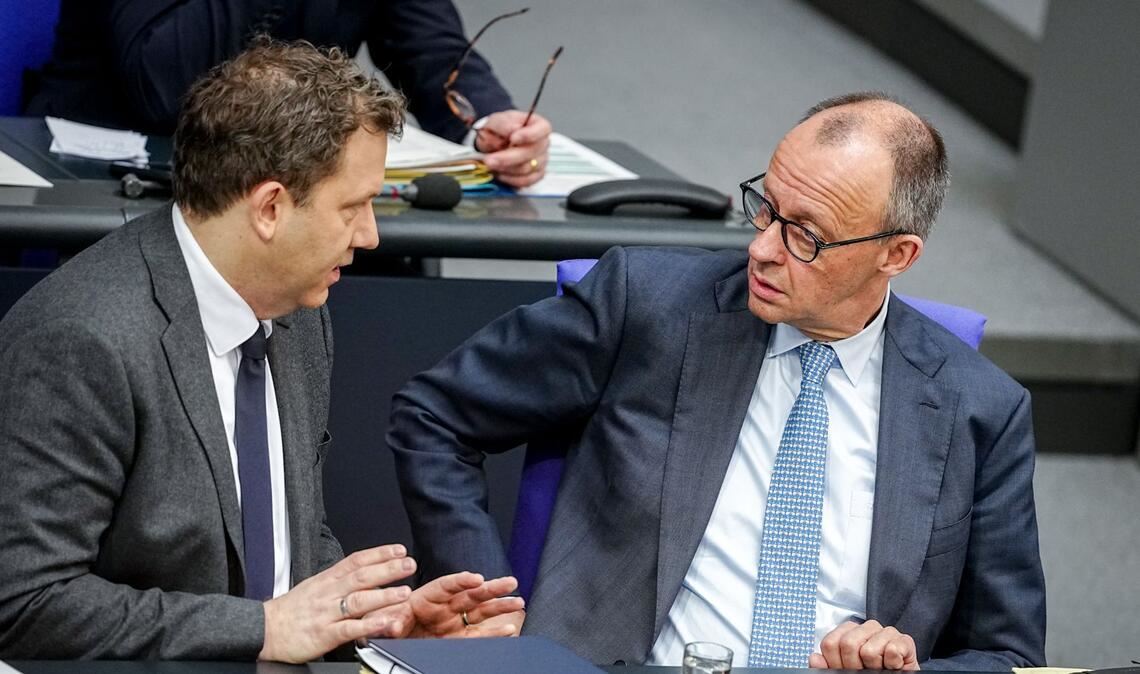 Bundeskanzler Friedrich Merz (r., CDU) und Vizekanzler Lars Klingbeil (SPD) treffen sich am Dienstag mit den Spitzen der Koalition zu Beratungen im Koalitionsausschuss.