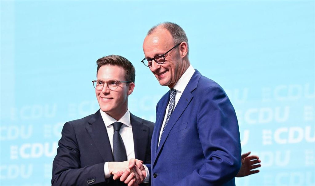 Bundeskanzler Friedrich Merz (re.) und CDU-Spitzenkandidat Manuel Hagel im  Wahlkampf