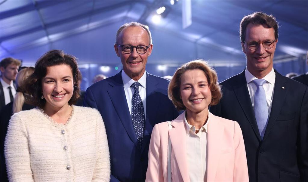Bundeskanzler Friedrich Merz und NRW-Ministerpräsident Hendrik Wüst haben den Supercomputer "Jupiter" in Jülich in Betrieb genommen.