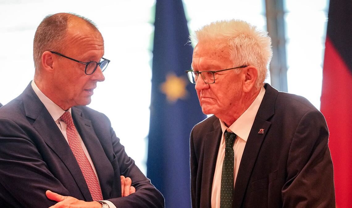 Bundeskanzler Friedrich Merz wird auch Ministerpräsident Winfried Kretschmann treffen. (Archivbild)