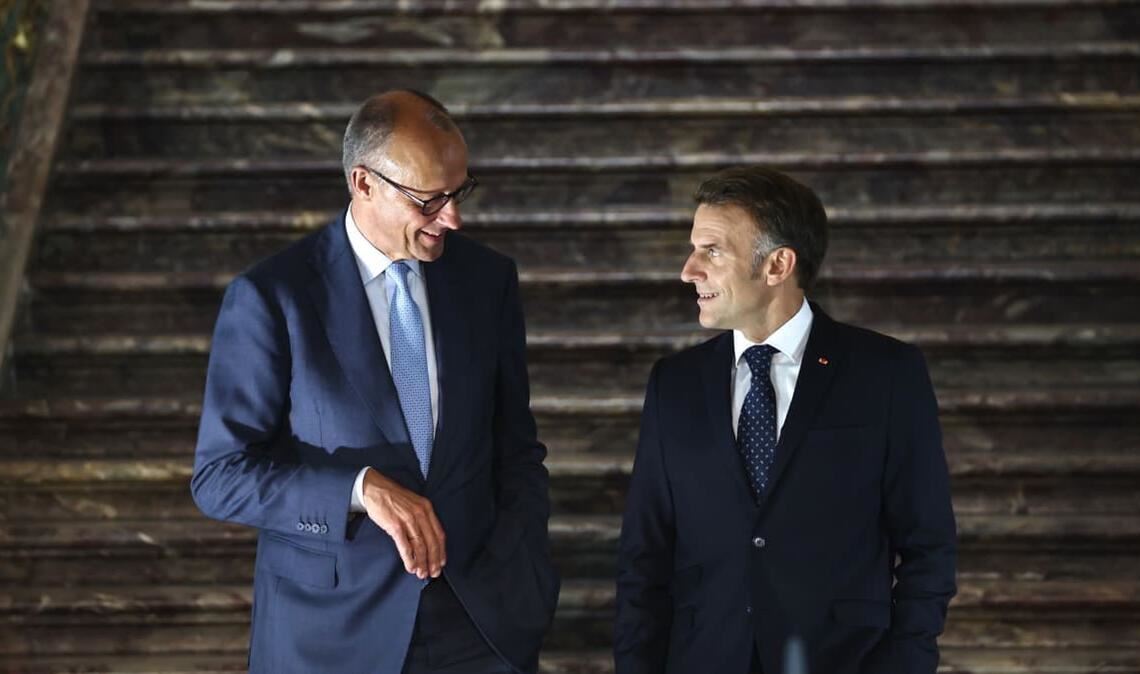 Bundeskanzler Friedrich Merz&nbsp; und Emmanuel Macron, Präsident von Frankreich, ziehen beim Verbrenner-Aus an einem Strang.