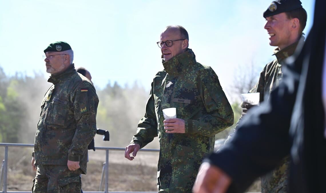 Bundeskanzler Merz besucht die Bundeswehr in Munster.