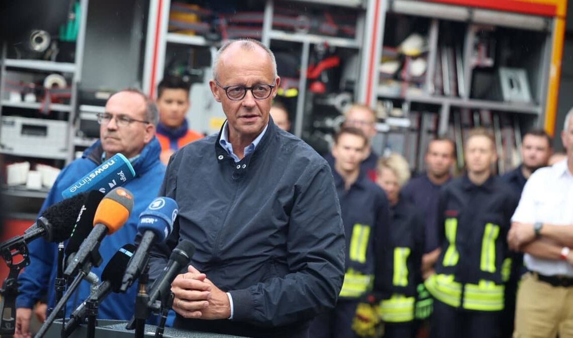 Bundeskanzler Merz dankte den zahlreichen Helferinnen und Helfern für ihren Einsatz.