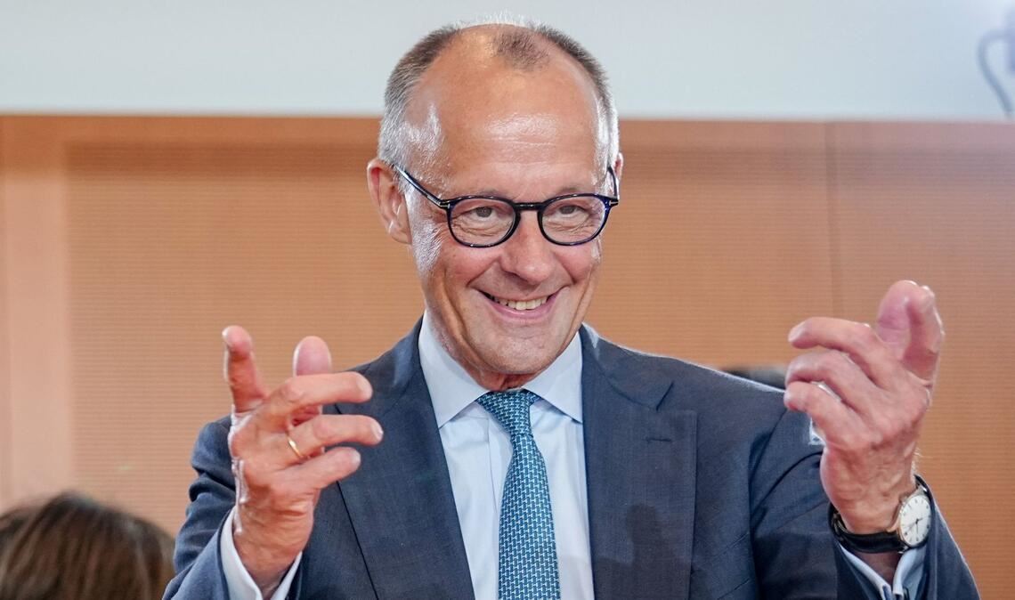 Bundeskanzler Merz gestikuliert im Kabinett