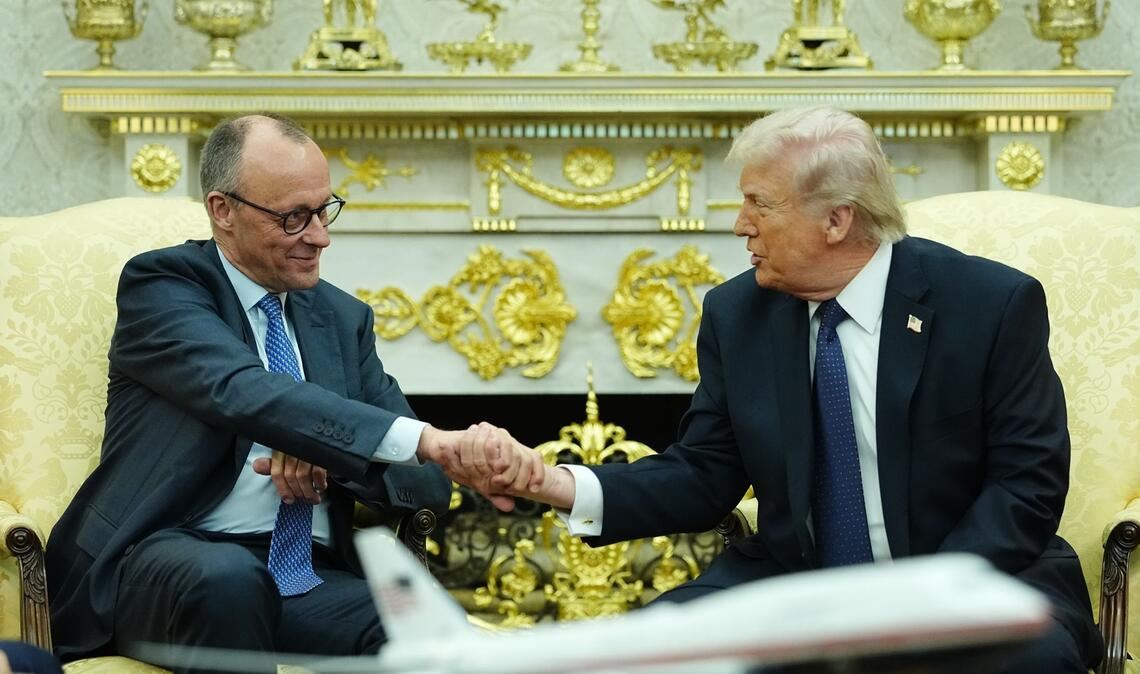 Bundeskanzler Merz (l.) ist von US-Präsident Trump empfangen worden.