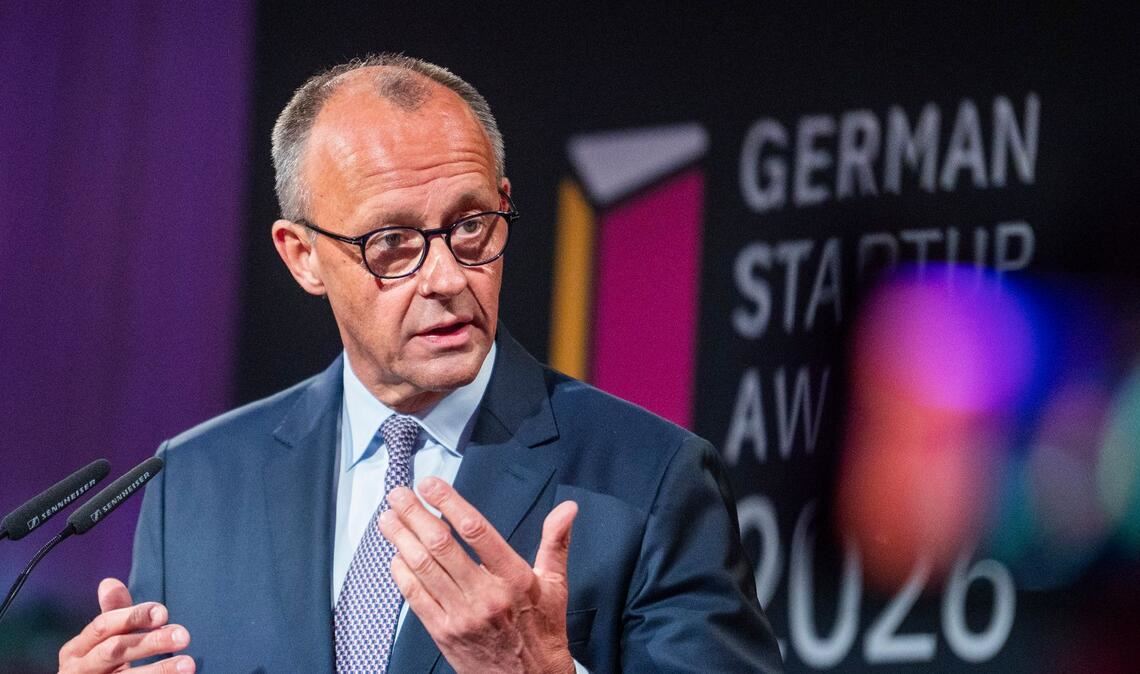 Bundeskanzler Merz versprach, Startups einen roten Teppich auszurollen.