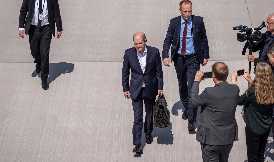 Bundeskanzler Olaf Scholz auf dem Weg zum Flugzeug. (Archivbild)