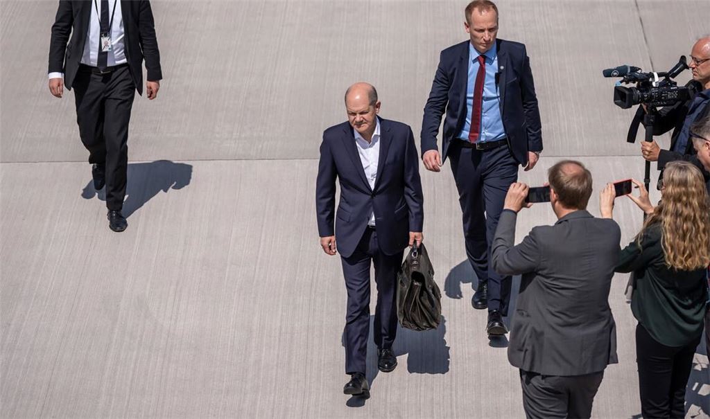 Bundeskanzler Olaf Scholz auf dem Weg zum Flugzeug. (Archivbild)