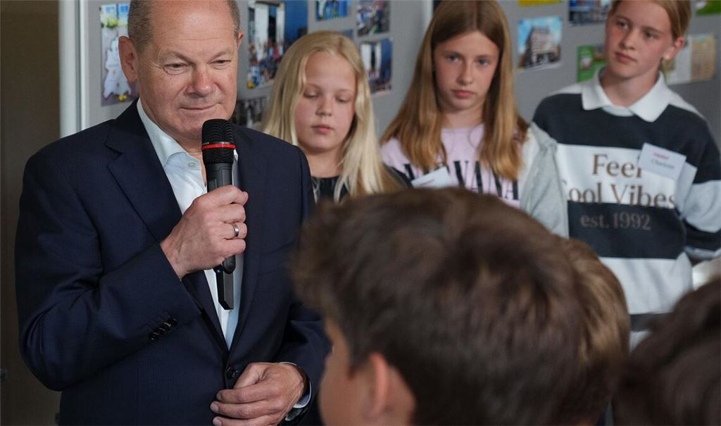 Bundeskanzler Olaf Scholz besucht eine Schule im brandenburgischen Kleinmachnow