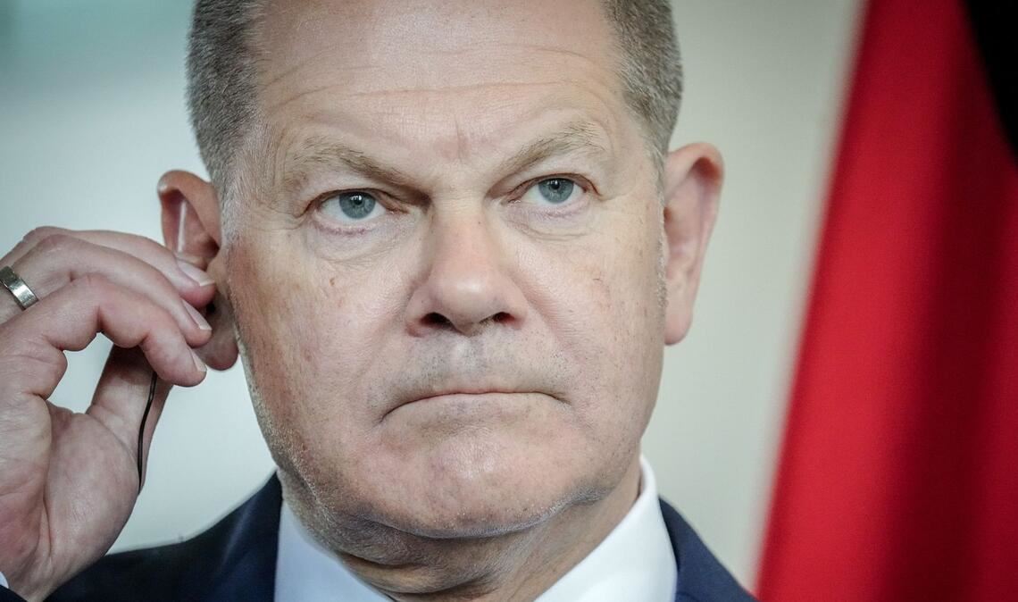 Bundeskanzler Olaf Scholz gibt eine Pressekonferenz.