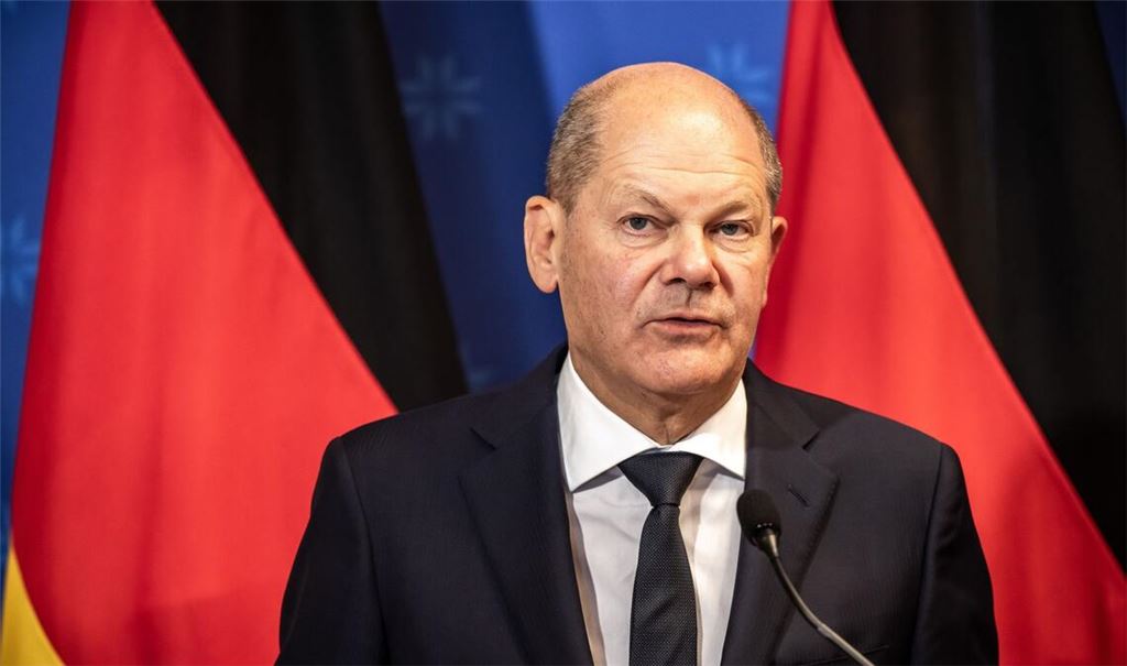 Bundeskanzler Olaf Scholz nimmt an der Pressekonferenz nach dem Treffen mit den Regierungschefs der baltischen Staaten teil.