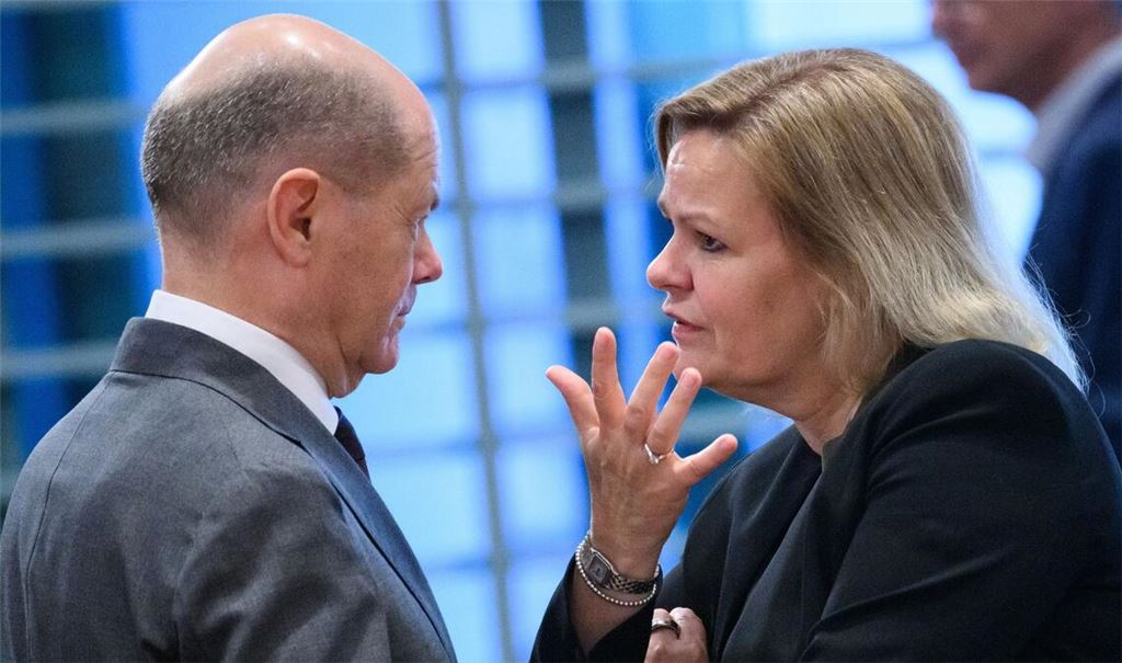 Bundeskanzler Olaf Scholz und Bundesinnenministerin Nancy Faeser beim Bund-Länder-Gipfel im Bundeskanzleramt zu Flüchtlingskosten.