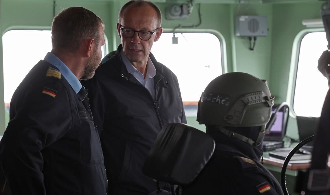 Merz: Bedrohung durch Russland ist real Bundeskanzler auf der Brücke der Fregatte "Bayern".