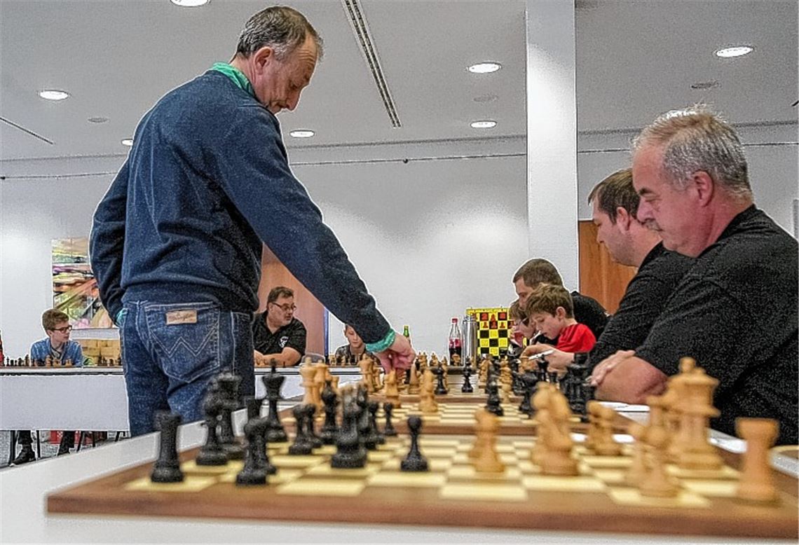 Großmeister spielt 16 Partien gleichzeitig