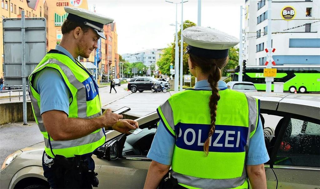 Bundespolizisten kontrollieren an der Grenze.