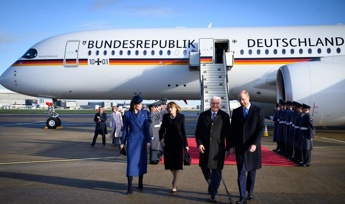 Bundespräsident Frank-Walter Steinmeier (2.v.r) und seine Frau Elke Büdenbender (Mitte l) kommen auf dem Flughafen London Heathrow an und werden dort von Prinz William, Prinz von Wales, und Prinzessin Kate, Prinzessin von Wales, begrüßt. Bundespräsident Steinmeier und seine Frau sind zu einem dreitägigen Staatsbesuch im Vereinigten Königreich Großbritannien und Nordirland.