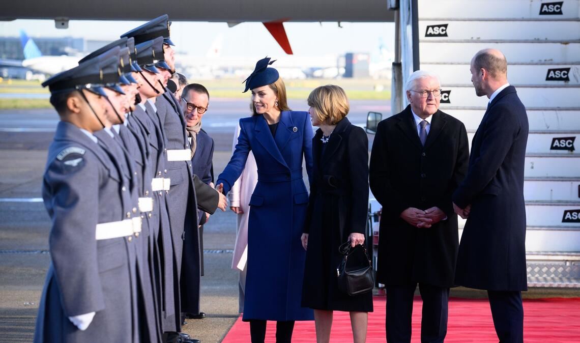 Bundespräsident Frank-Walter Steinmeier (2.v.r) und seine Frau Elke Büdenbender (Mitte l) kommen auf dem Flughafen London Heathrow an und werden dort von Prinz William, Prinz von Wales, und Prinzessin Kate, Prinzessin von Wales, begrüßt. Bundespräsident Steinmeier und seine Frau sind zu einem dreitägigen Staatsbesuch im Vereinigten Königreich Großbritannien und Nordirland.