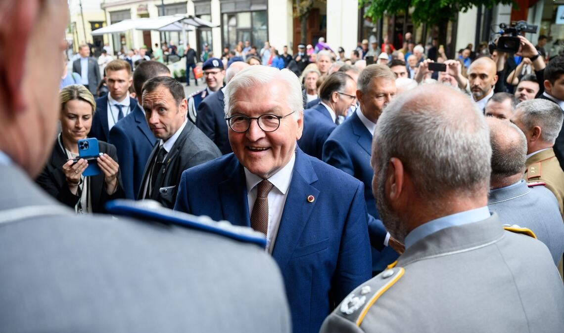 Bundespräsident Frank-Walter Steinmeier (M.) trifft in Hermannstadt Soldatinnen und Soldaten der Bundeswehr, die im Multinationalen Korps Süd-Ost der Nato im Einsatz sind.