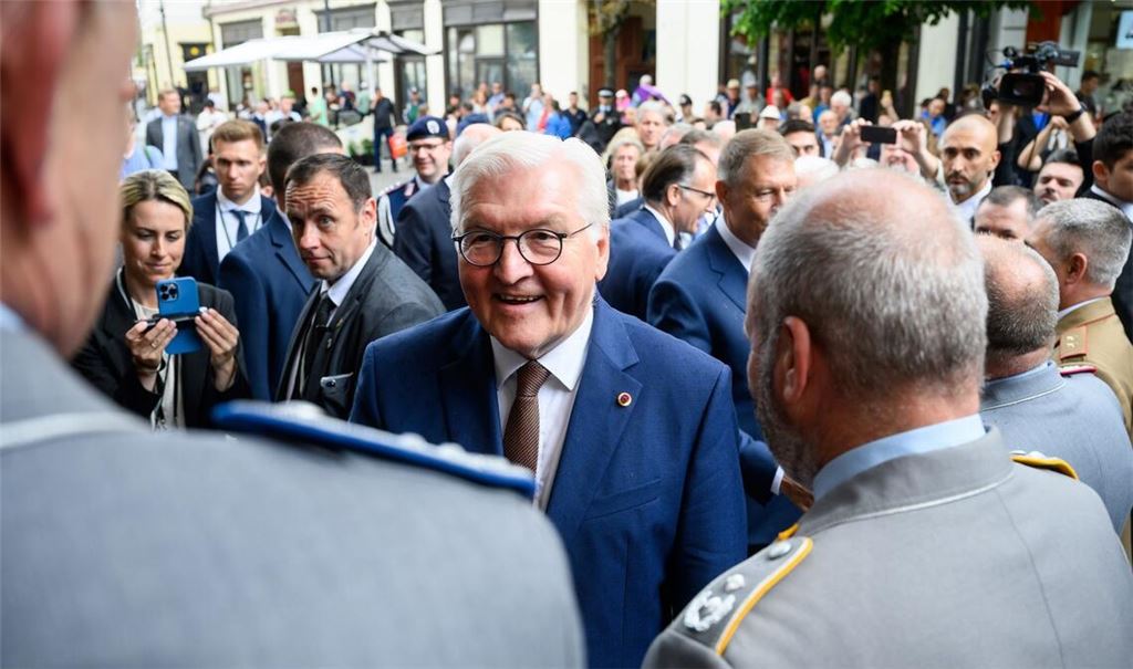 Bundespräsident Frank-Walter Steinmeier (M.) trifft in Hermannstadt Soldatinnen und Soldaten der Bundeswehr, die im Multinationalen Korps Süd-Ost der Nato im Einsatz sind.