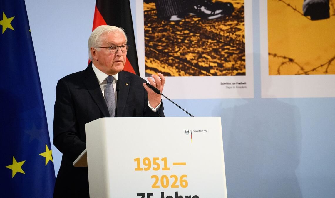 Bundespräsident Frank-Walter Steinmeier kritisiert den Iran-Krieg in seiner Rede zum 75. Jahrestag der Wiedergründung des Auswärtigen Amts nach dem Zweiten Weltkrieg scharf.
