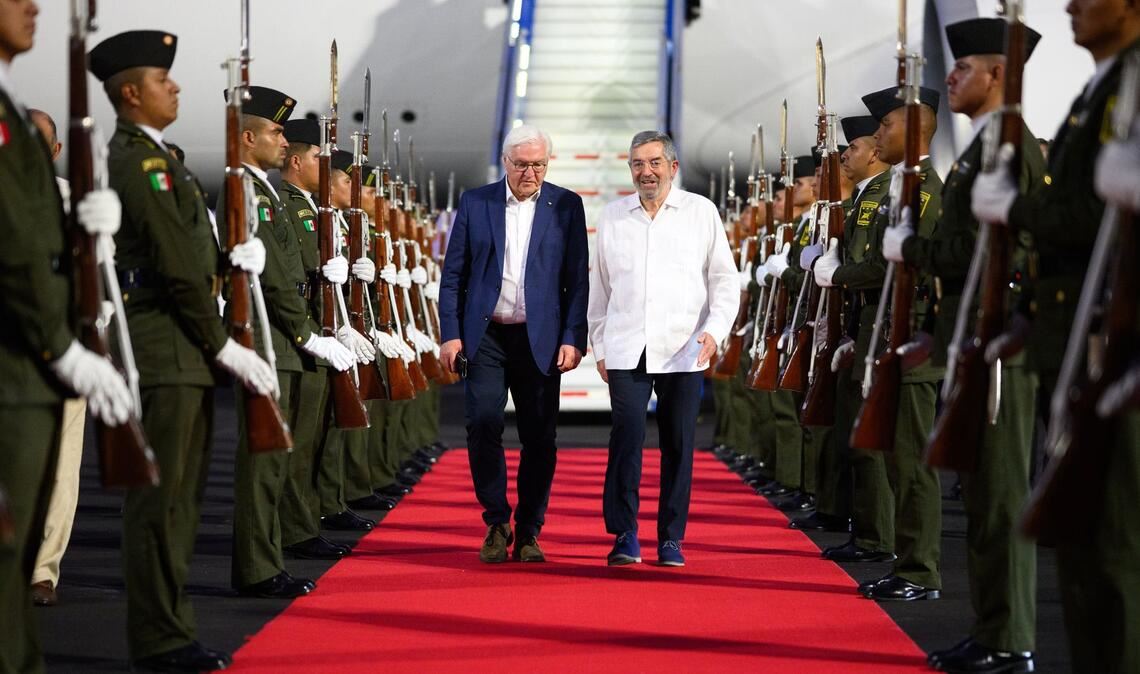 Bundespräsident Frank-Walter Steinmeier (l) kommt auf dem Flughafen Cancun an.