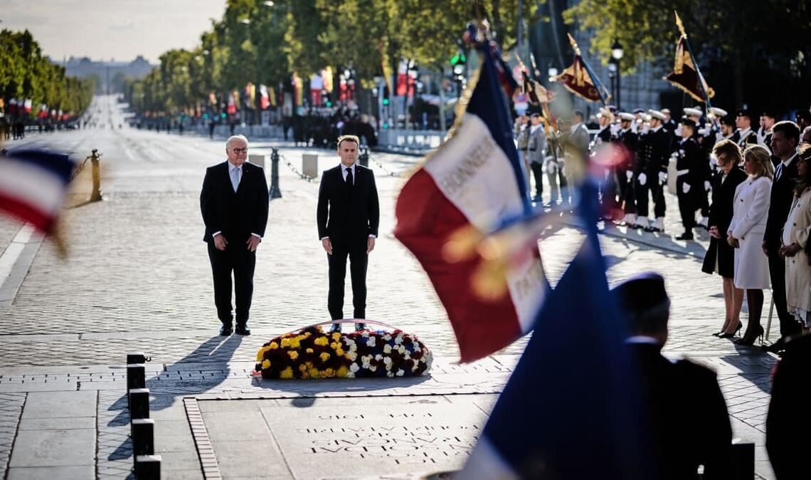 Bundespräsident Frank-Walter Steinmeier (l) und Emmanuel Macron, Präsident von Frankreich, legen am Grab des Unbekannten Soldaten in Paris einen Kranz nieder.
