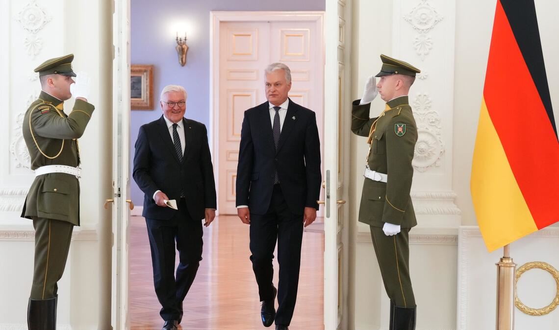 Bundespräsident Frank-Walter Steinmeier (l) und Litauens Präsident Gitanas Nauseda kommen zu einer gemeinsamen Pressekonferenz.