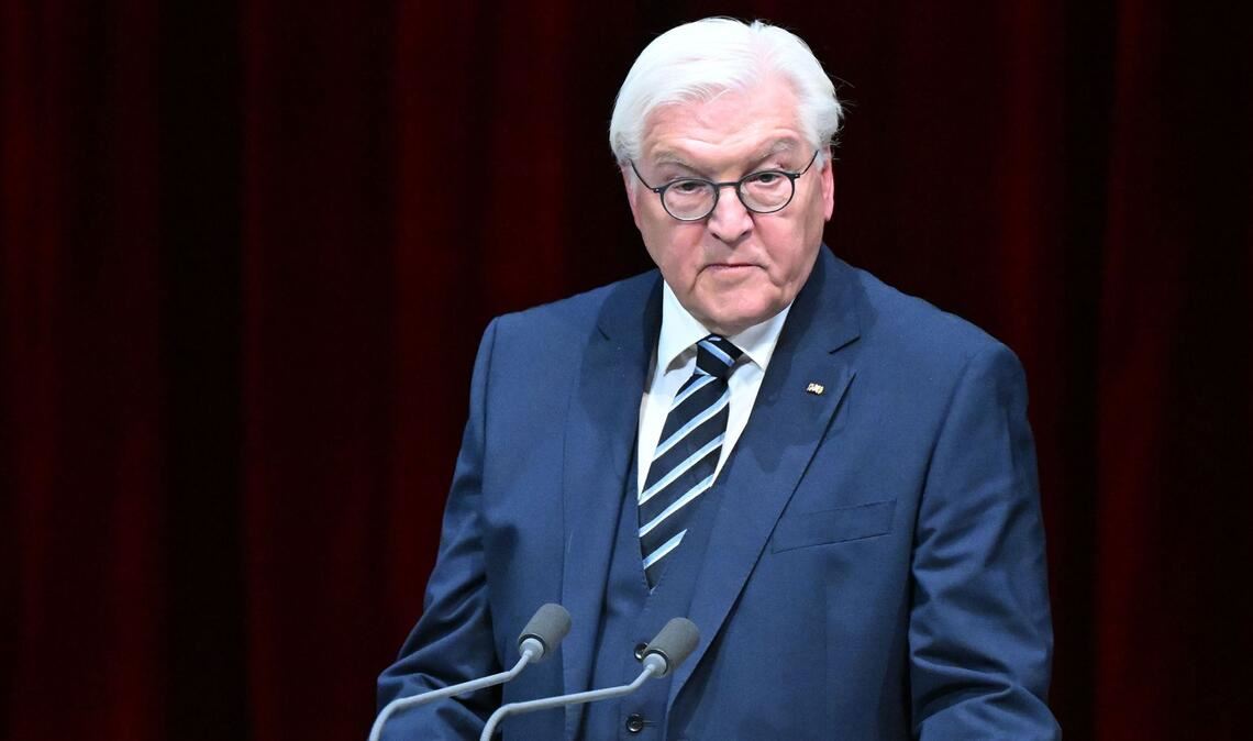 Bundespräsident Frank-Walter Steinmeier spricht im Badischen Staatstheater beim Festakt im Rahmen der Feierlichkeiten „75 Jahre Bundesgerichtshof und Bundesanwaltschaft“.