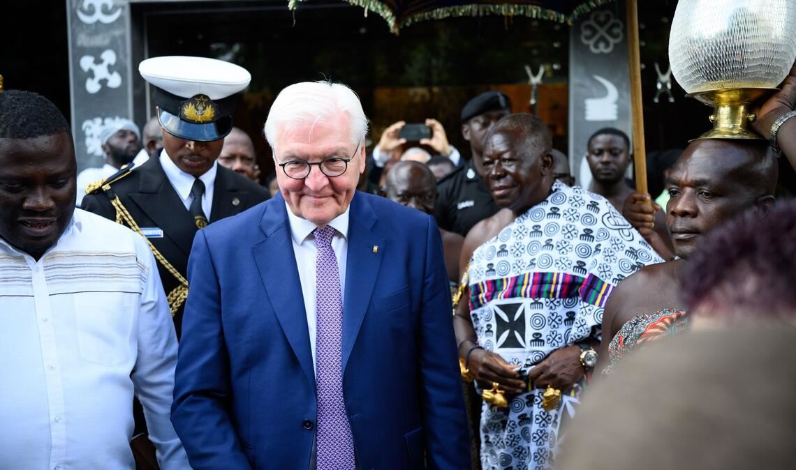 Bundespräsident Frank-Walter Steinmeier stellt sich in Ghana ausdrücklich hinter Außenminister Johann Wadephul (CDU).
