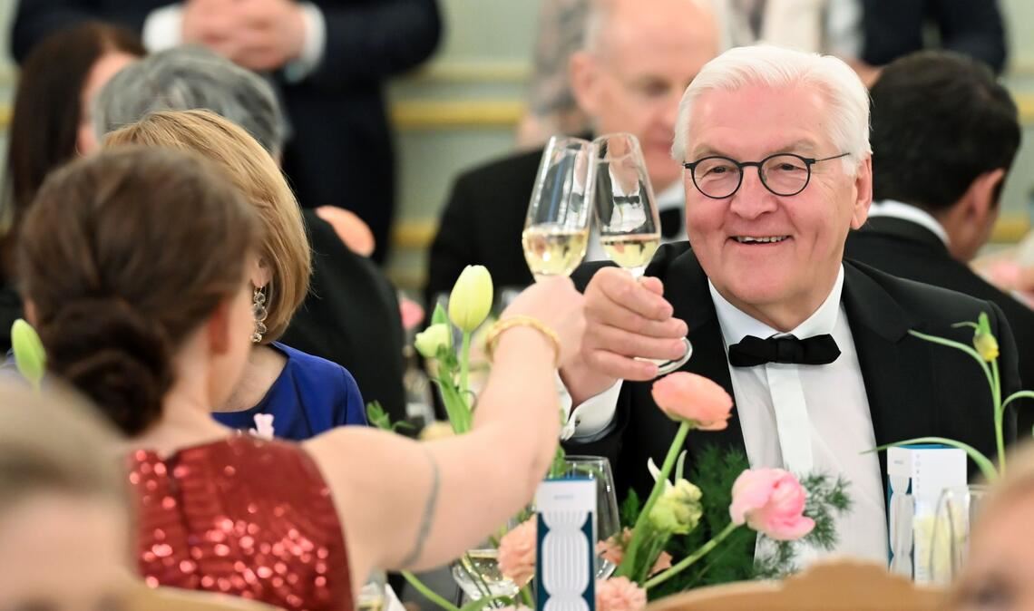 Bundespräsident Frank-Walter Steinmeier stößt beim Dinner des Bundespresseballs in Berlin mit Regina Kramer, Ehefau des Vorsitzender der Bundespressekonferenz, an.
