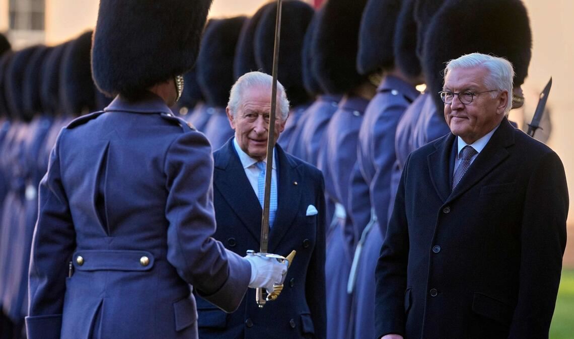 Bundespräsident Frank-Walter Steinmeier und König Charles III. schreiten bei der Zeremonie im Innenhof von Schloss Windsor eine Ehrenformation ab.
