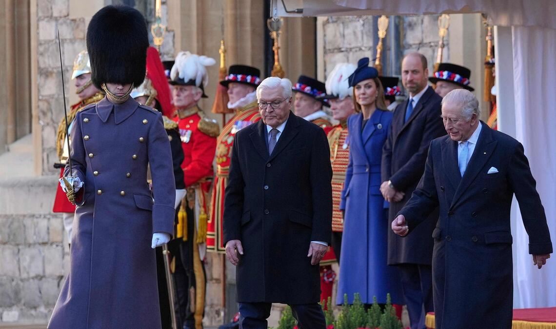 Bundespräsident Frank-Walter Steinmeier und König Charles III. inspizieren bei der feierlichen Begrüßung im Innenhof von Schloss Windsor die Ehrenformation.