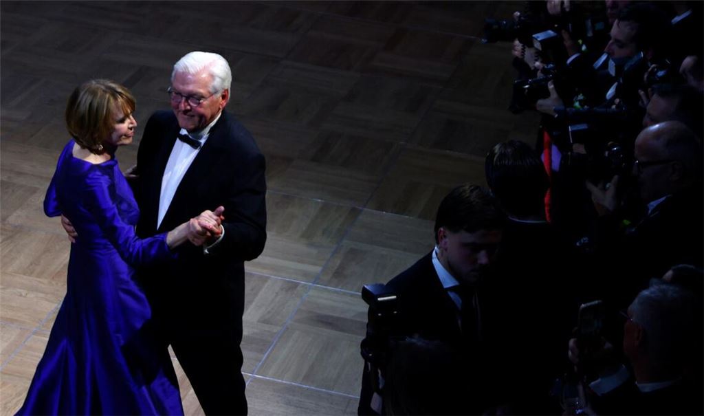 Bundespräsident Frank-Walter Steinmeier und seine Frau Elke Büdenbender tanzen den Eröffnungswalzer beim Bundespresseball.