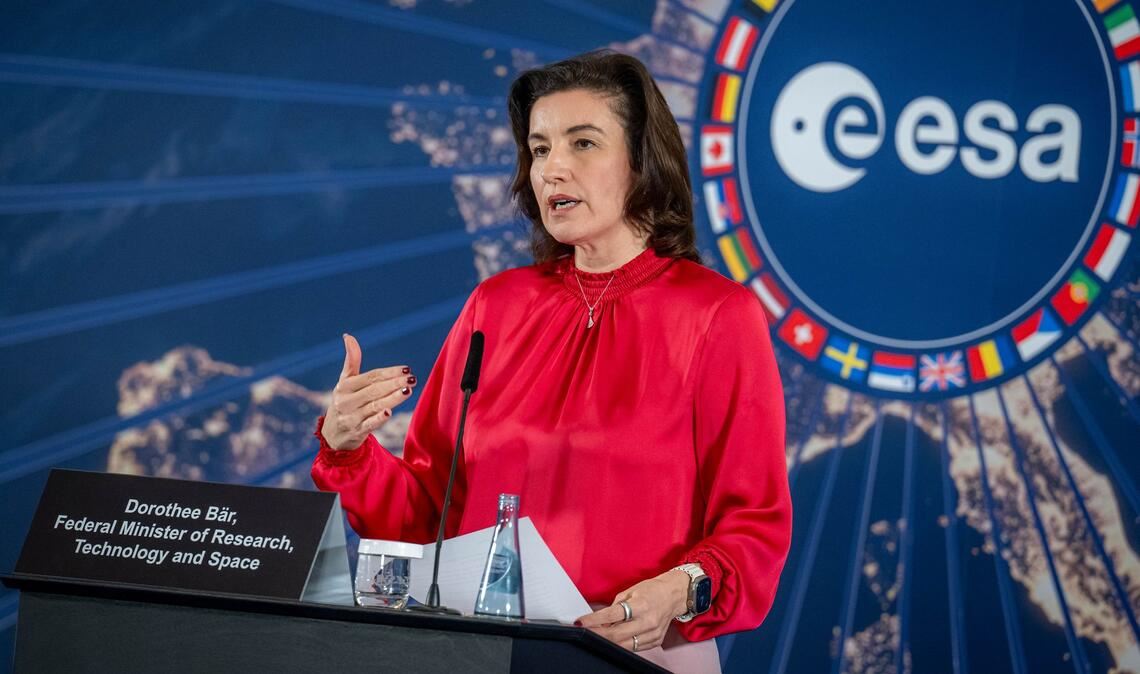Bundesraumfahrtministerin Dorothee Bär (CSU) setzt auf eine deutsche Teilnahme bei einer künftigen Mond-Mission. (Archivbild)