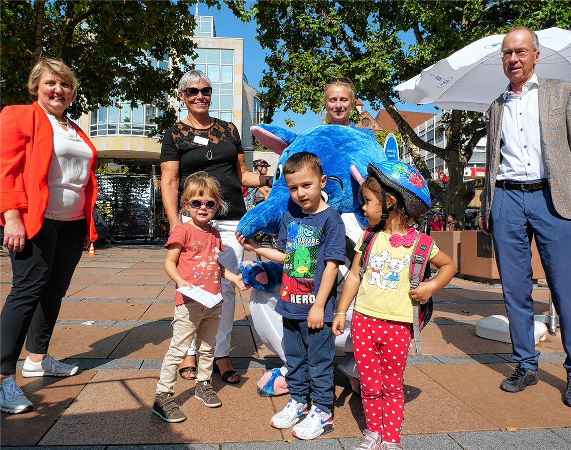 Bundestagsabgeordnete Katja Mast, Ursula Sickinger, Jeannette Kistner (Kinderschutzbund) und Sozialbürgermeister Frank Fillbrunn sagen den Kindern anlässlich des Weltkindertags Danke. Foto: sf