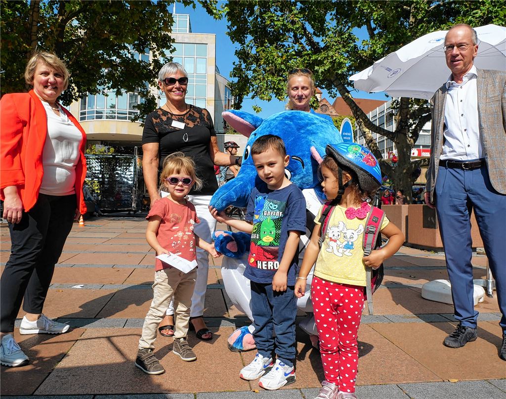 Bundestagsabgeordnete Katja Mast, Ursula Sickinger, Jeannette Kistner (Kinderschutzbund) und Sozialbürgermeister Frank Fillbrunn sagen den Kindern anlässlich des Weltkindertags Danke. Foto: sf