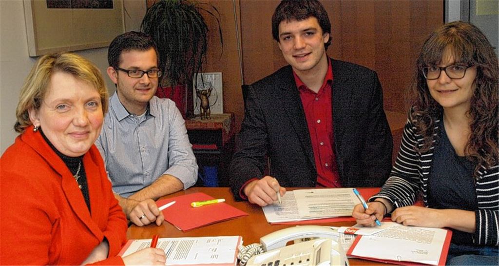 Bundestagsabgeordnete Katja Mast (v.li.), Büroleiter Tobias Schwab, Praktikant Lars Westermann und die aus Mühlacker stammende Mitarbeiterin Irini Nikolakakis bei der Telefonkonferenz.