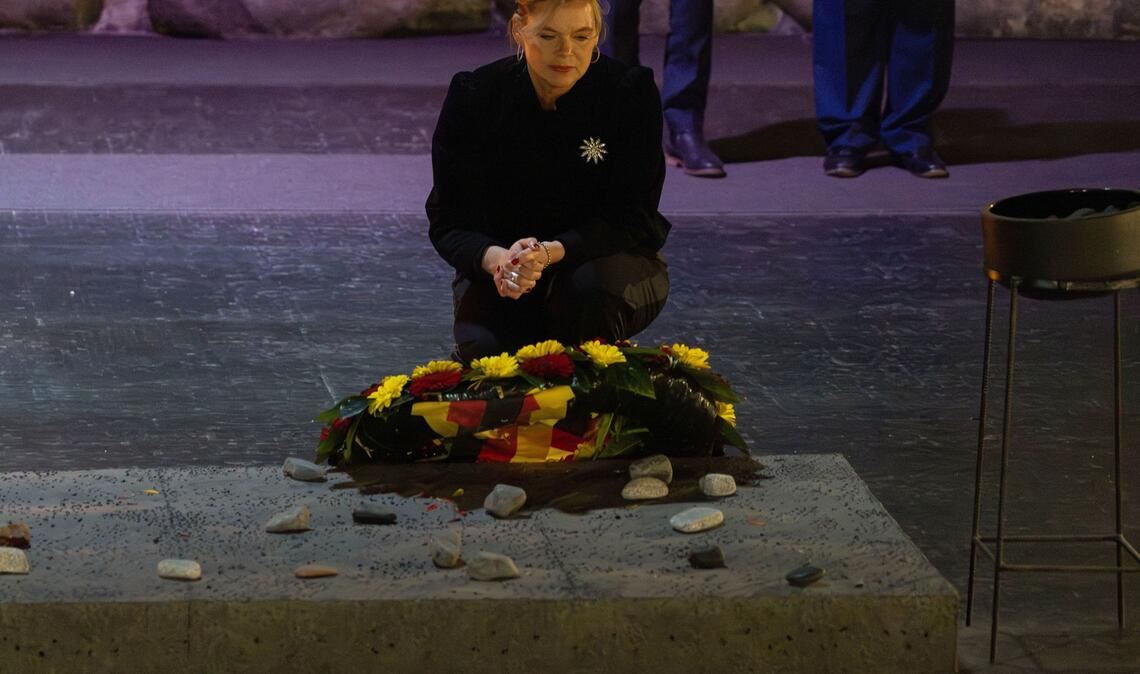 Bundestagspräsidentin Julia Klöckner gedenkt in Yad Vashem der Millionen Opfer des Holocaust.