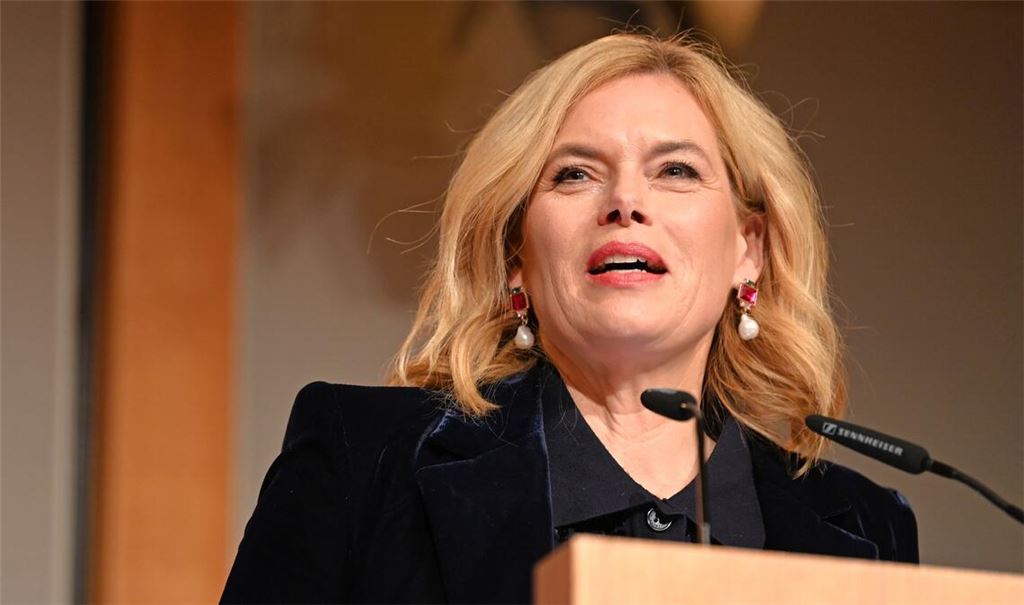 Bundestagspräsidentin Julia Klöckner hielt in Berlin eine Laudatio auf die Streetworkerin Sabine Constabel, die sich gegen Prostitution engagiert.