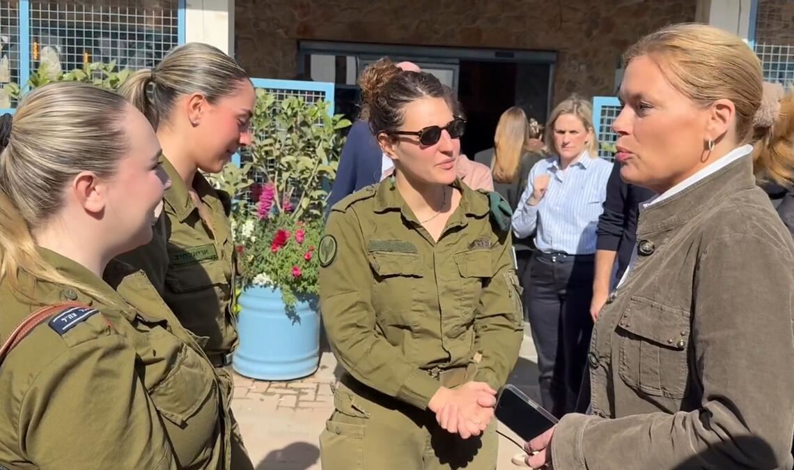 Bundestagspräsidentin Julia Klöckner (rechts) mit israelischen Soldatinnen vor ihrem Besuch im Gazastreifen.