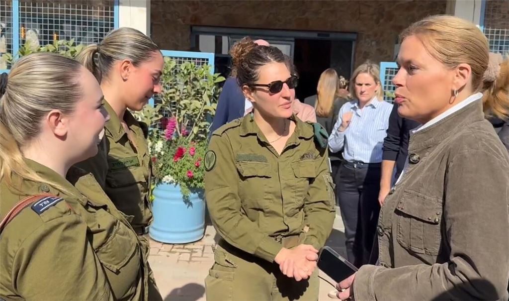 Bundestagspräsidentin Julia Klöckner (rechts) mit israelischen Soldatinnen vor ihrem Besuch im Gazastreifen.