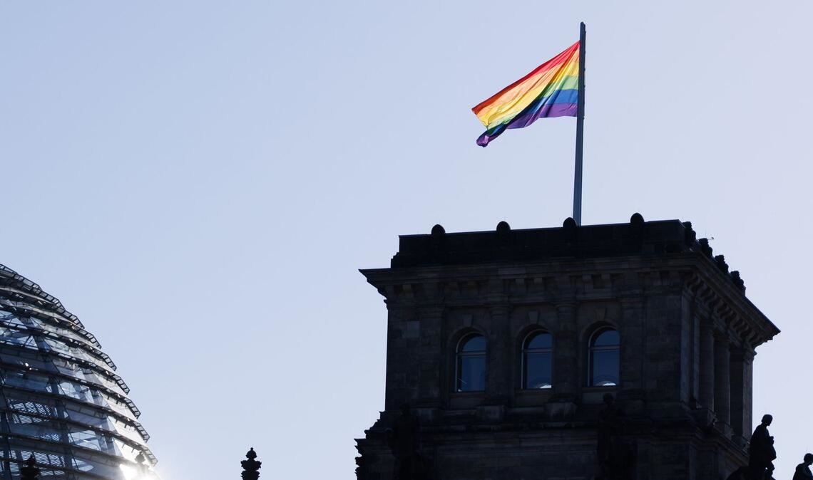 Bundestagspräsidentin Klöckner lässt die Fahne nur noch am Internationalen Tag gegen Homophobie hissen.