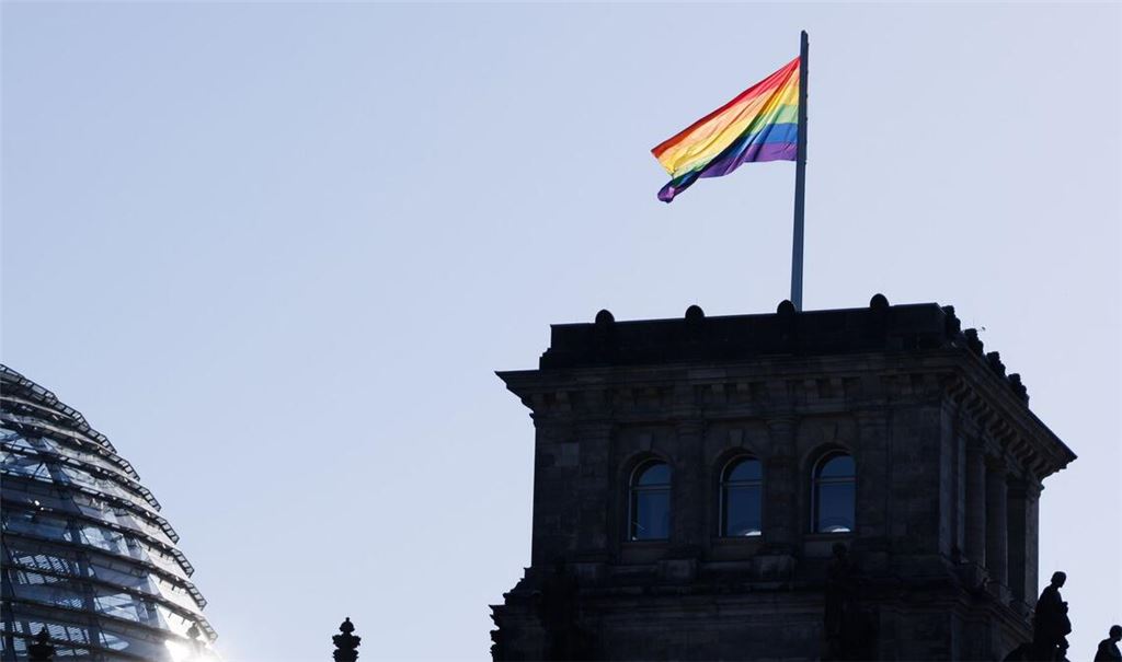 Bundestagspräsidentin Klöckner lässt die Fahne nur noch am Internationalen Tag gegen Homophobie hissen.