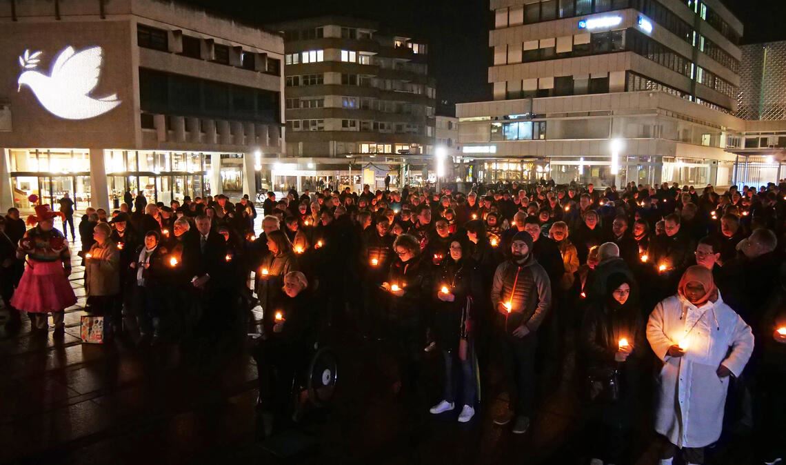 Bundestagswahl zwischen Gedenkfeiern, Kundgebungen und einem als „Mahnwache“ getarnten Fackelaufmarsch – wird so der 23. Februar in Pforzheim aussehen? Fotos: Archiv
