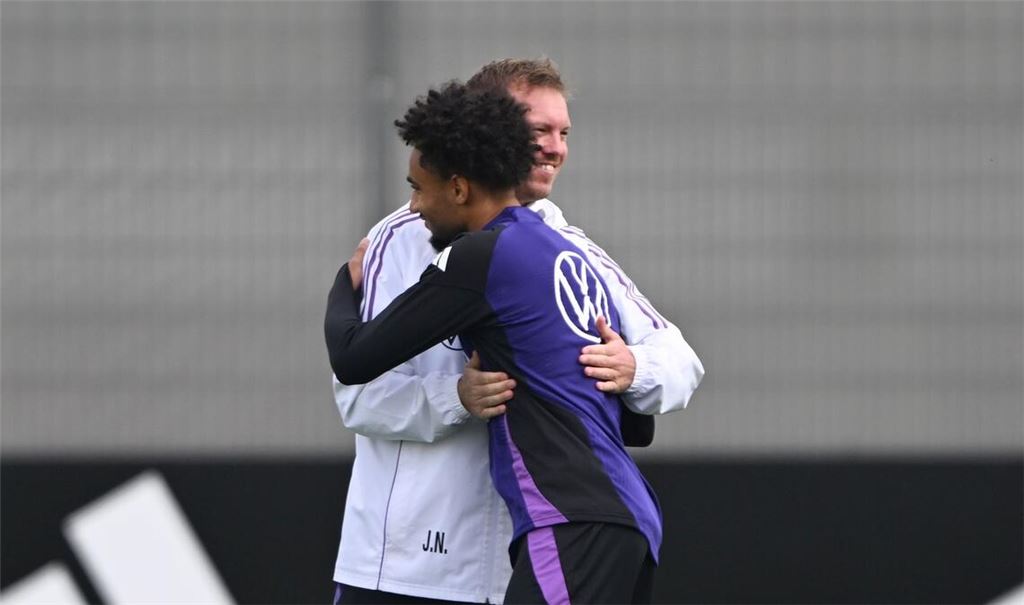 Bundestrainer Julian Nagelsmann begrüßt den nachnominierten Stürmer Kevin Schade auf dem Trainingsplatz.