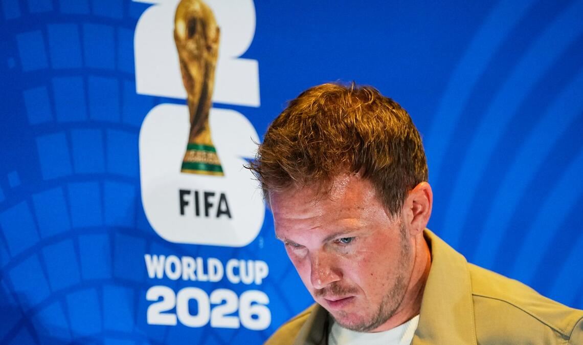 Bundestrainer Julian Nagelsmann verlässt die Pressekonferenz.