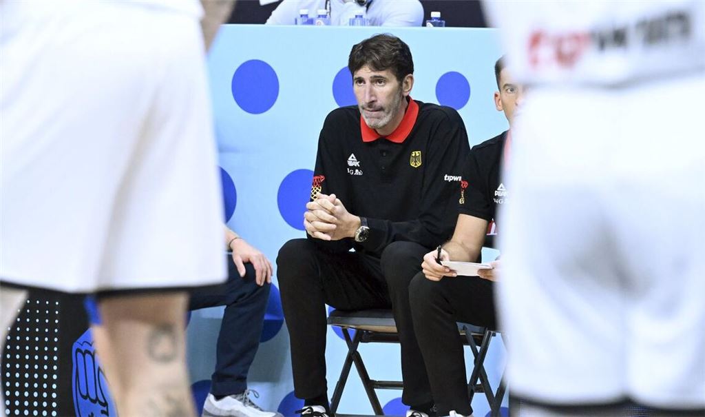 Bundestrainer Mumbru kehrte angeschlagen zum Nationalteam zurück.